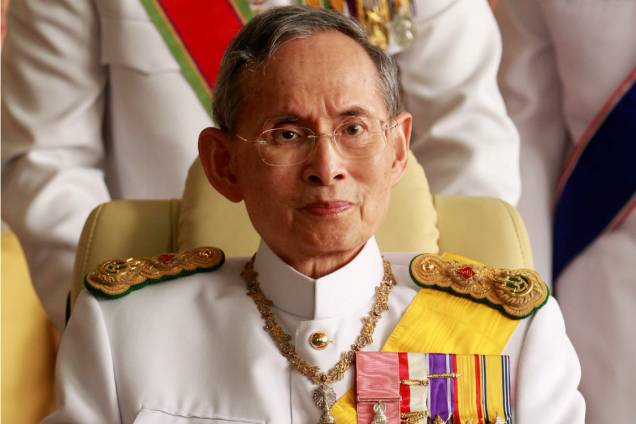 <span>O rei da Tailândia, Bhumibol Adulyadej, </span><strong><a href="http://veja.abril.com.br/mundo/morre-o-rei-da-tailandia-aos-88-anos-2/">morreu aos 88 anos, em 13 de outubro</a></strong><span>, em um hospital de Bangcoc onde estava internado há mais de um ano. Bhumibol era o chefe de Estado há mais tempo no poder no mundo e ficou 70 anos no trono do país asiático, depois de assumi-lo no fim da Segunda Guerra Mundial. Apesar de ter pouco poder constitucional, o monarca era uma figura de unidade nacional e tradição na Tailândia, marcada por anos de golpes e incertezas políticas. </span>