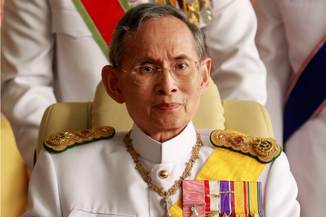 <span>O rei da Tailândia, Bhumibol Adulyadej, </span><strong><a href="https://veja.abril.com.br/mundo/morre-o-rei-da-tailandia-aos-88-anos-2/">morreu aos 88 anos, em 13 de outubro</a></strong><span>, em um hospital de Bangcoc onde estava internado há mais de um ano. Bhumibol era o chefe de Estado há mais tempo no poder no mundo e ficou 70 anos no trono do país asiático, depois de assumi-lo no fim da Segunda Guerra Mundial. Apesar de ter pouco poder constitucional, o monarca era uma figura de unidade nacional e tradição na Tailândia, marcada por anos de golpes e incertezas políticas. </span>