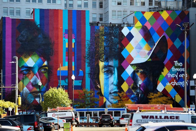Um painel feito pelo artista brasileiro Eduardo Kobra com o rosto do Bob Dylan em Minneapolis, nos EUA. Dylan ganhou o prêmio Nobel de literatura nesta quinta (13)
