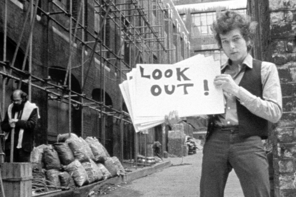 Bob Dylan durante o clipe "Subterranean Homesick Blues", com Allen Ginsberg ao fundo