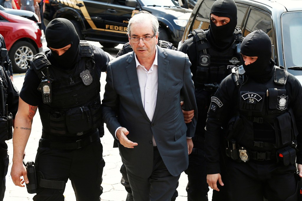 O ex-presidente da Câmara dos Deputados, Eduardo Cunha, faz exame de corpo de delito no IML de Curitiba (PR) - 20/10/2016