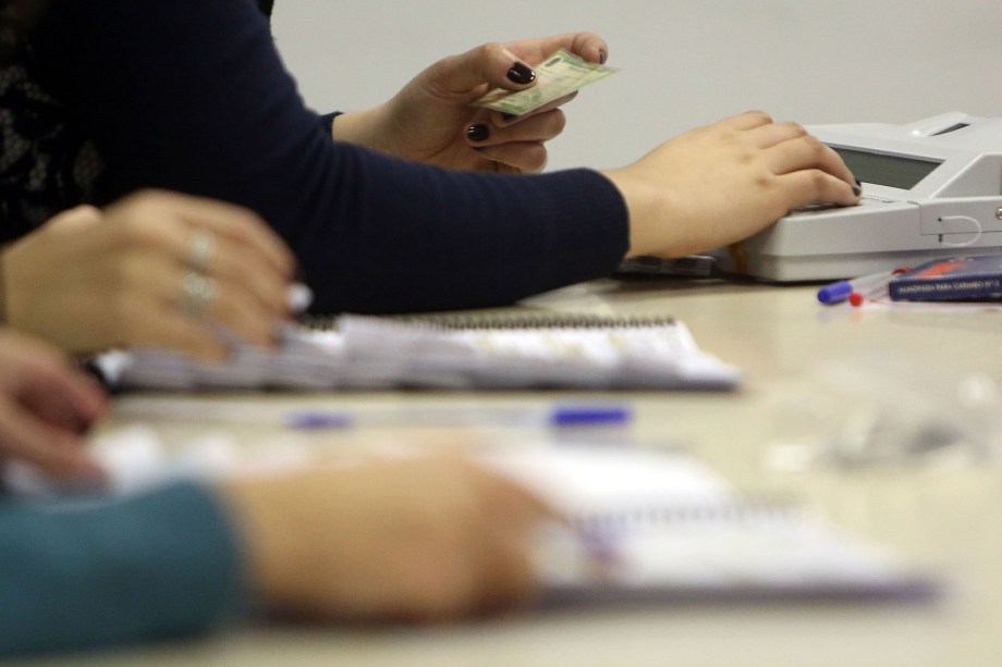 Mesários checam informações de eleitores em uma seção de votação na Pontifícia Universidade Católica (PUC), na zona oeste de São Paulo - 02/10/2016