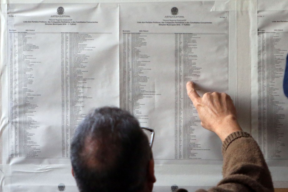Eleitor checa o nome dos candidatos em uma lista em uma seção eleitoral em São Paulo - 02/10/2016