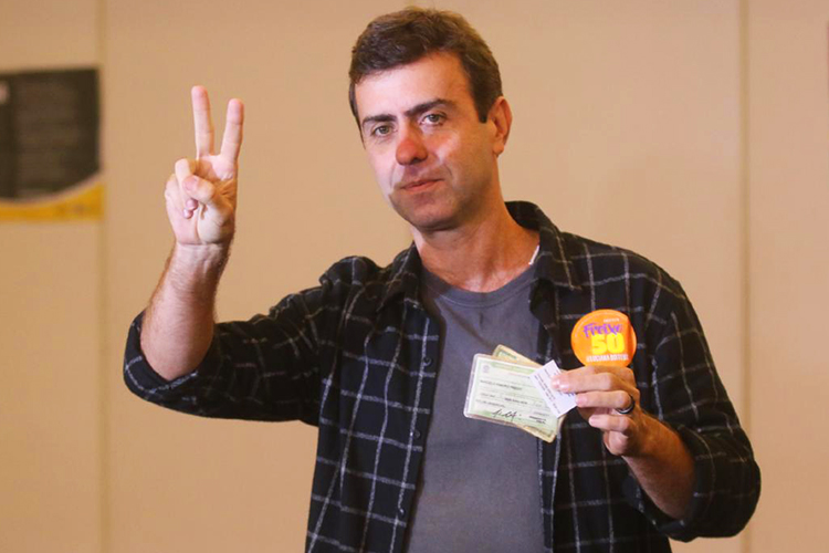 O candidato à prefeitura do Rio de Janeiro (RJ), Marcelo Freixo (PSOL), vota no bairro do Leblon - 02/10/2016