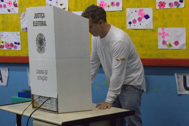 O apresentador Luciano Huck vota na Barra da Tijuca, zona oeste do Rio de Janeiro (RJ) - 02/10/2016