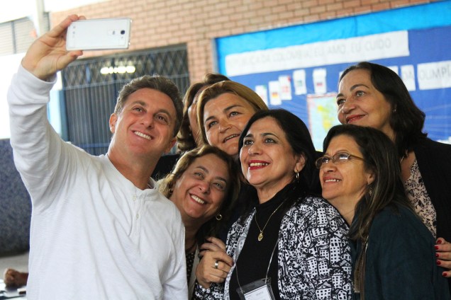 O apresentador Luciano Huck tira selfie após votar na Barra da Tijuca, zona oeste do Rio de Janeiro (RJ) - 02/10/2016