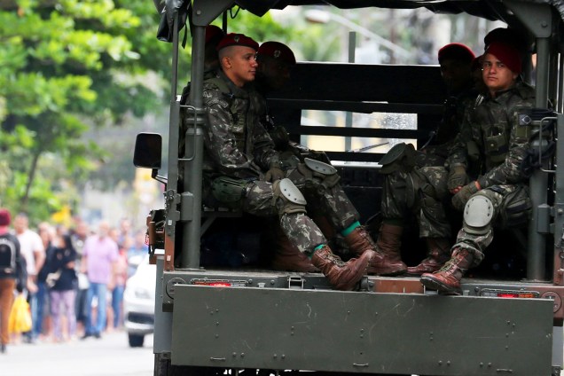 Soldados fazem patrulha no Rio de Janeiro (RJ), durante as eleições municipais - 02/10/2016
