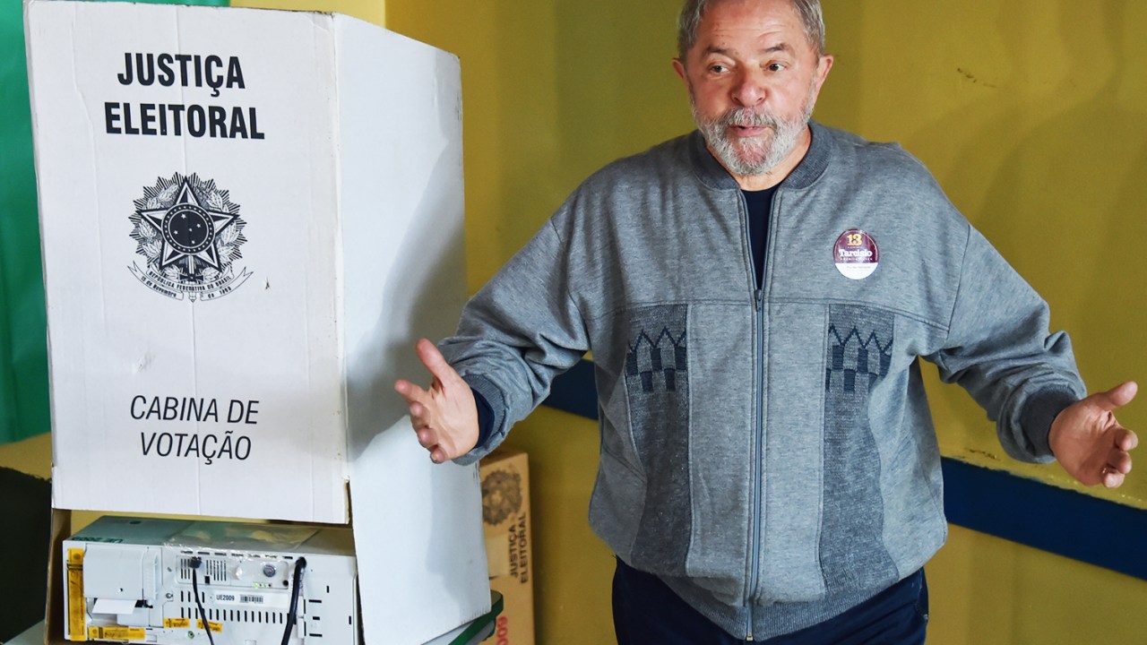 O ex-presidente Lula vota em escola na cidade de São Bernardo do Campo (SP) - 02/10/2016