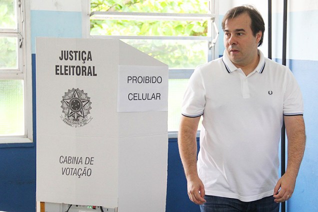 O presidente da Câmara dos Deputados, Rodrigo Maia, vota em escola do RIo de Janeiro (RJ) - 02/10/2016