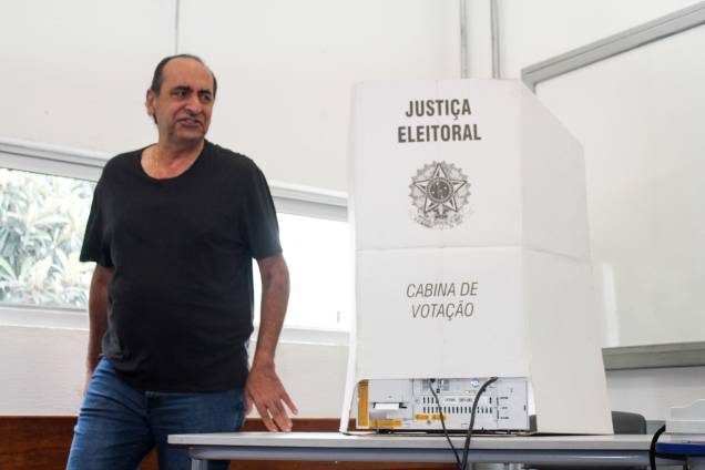 O candidato à prefeitura de Belo Horizonte, Alexandre Kalil (PHS), vota na região centro sul, de Belo Horizonte - 02/10/2016