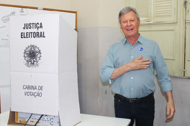 O candidato e atual Prefeito Artur Neto (PSDB) chega para votar em Manaus (AM), na manhã deste domingo - 02/10/2016