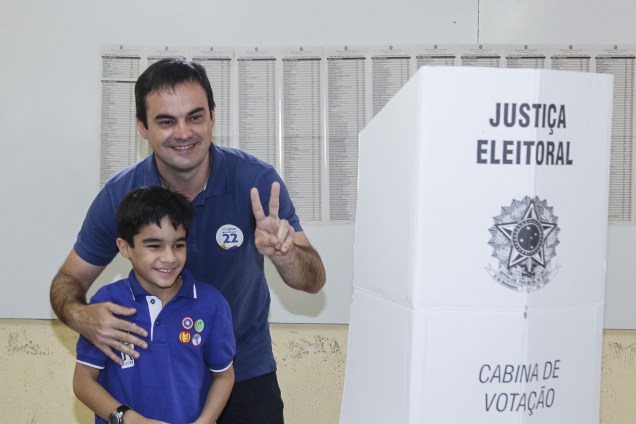 O candidato à Prefeitura de Fortaleza, Capitão Wagner (PR), vota no colégio Lima Nogueira, no bairro João XXIII - 02/10/2016
