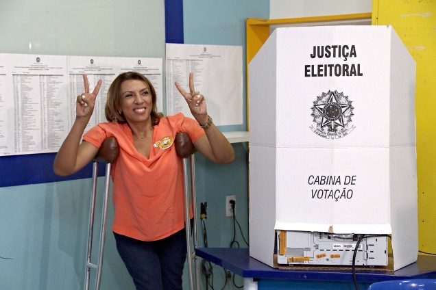 A candidata à prefeitura Cida Ramos (PSB), vota no Colégio Meta, em João Pessoa, na Paraíba, na manhã deste domingo - 02/10/2016