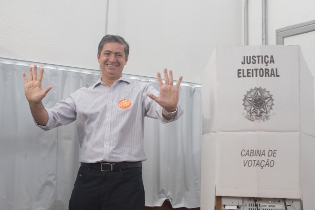 O candidato Delio Malheiros (PSB) vota em Belo Horizonte, na manhã deste domingo - 02/10/2016