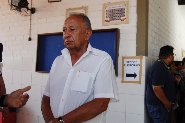 O candidato do PSD à Prefeitura, Dr. Pessoa vota na Escola Municipal Anthion Ribeiro Soares, no bairro Lourival Parente, zona sul de Teresina (PI) - 02/10/2016
