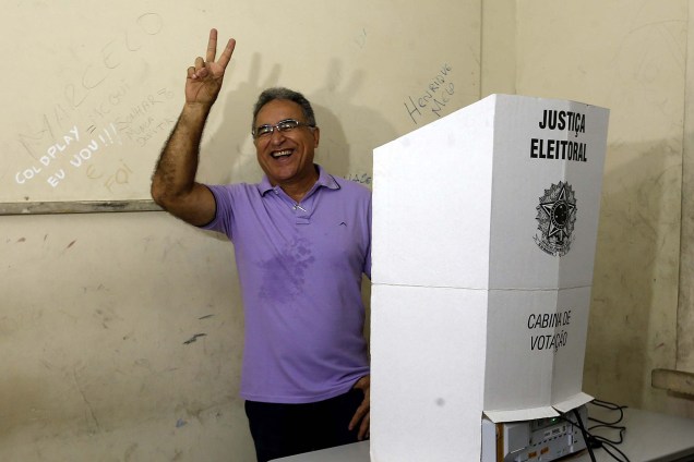 O candidato do PSOL à Prefeitura, Edmilson Rodrigues vota na Escola Estadual Augusto Meiran, em Belém, no Pará - 02/10/2016