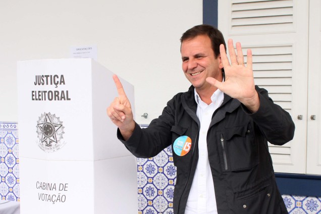 O prefeito Eduardo Paes (PMDB) vota no Gávea Glof Club, em São Conrado, Zona Sul do Rio de Janeiro - 02/10/2016