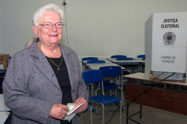 A candidata à prefeitura de São Paulo pelo PSOL, Luiza Erundina, vota em um colégio estadual na zona sul da cidade - 02/10/2016