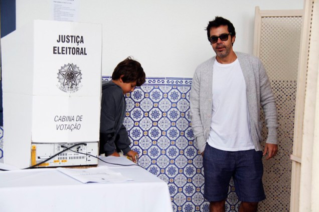 O ator Bruno Mazzeo vota com o filho João, em escola na zona sul do Rio de Janeiro (RJ) - 02/10/2016