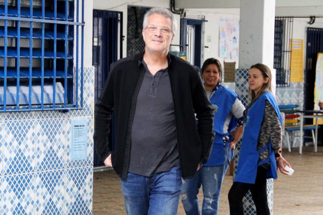 O apresentador e jornalista Pedro Bial vota no Rio de Janeiro (RJ) - 02/10/2016