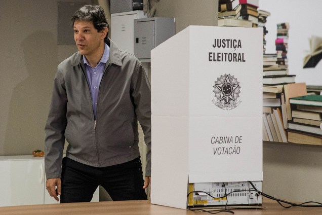O prefeito de São Paulo e candidato à reeleição, Fernando Haddad (PT), vota no em Moema, zona sul da capital paulista - 02/10/2016