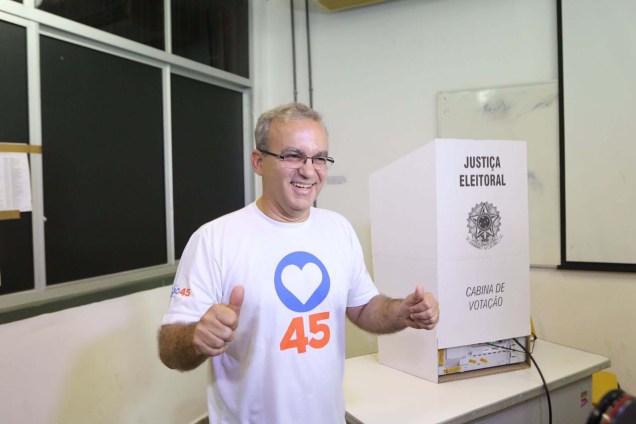 O candidato à reeleição Firmino Filho (PSDB), chega para votar na cidade de Teresina, no Piauí, na manhã deste domingo - 02/10/2016