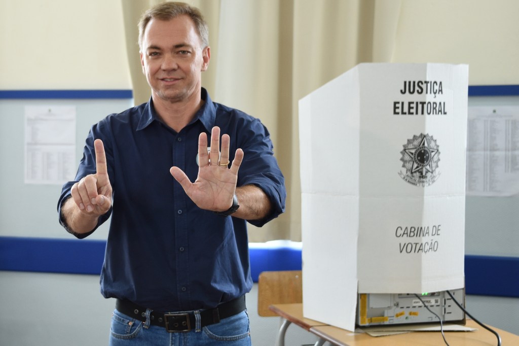 O candidato Gean Loureiro (PMDB) vota em Florianópolis (SC)