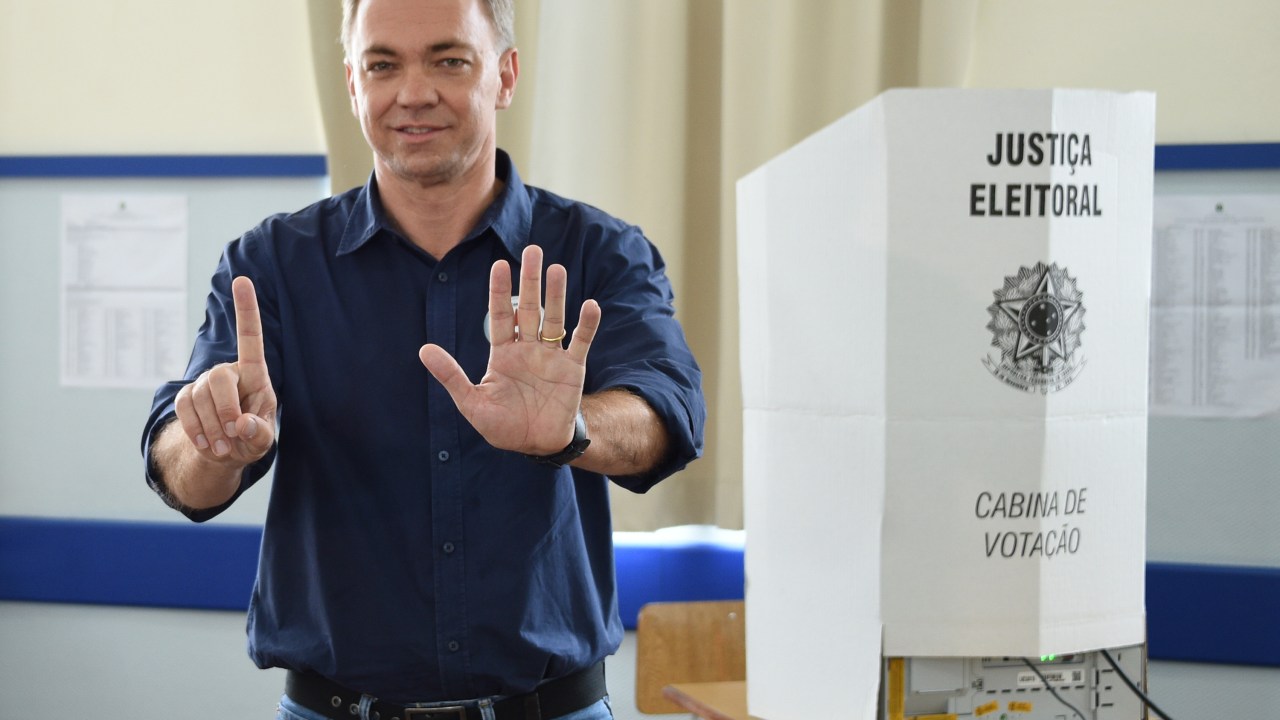 O candidato Gean Loureiro (PMDB) vota em Florianópolis (SC)