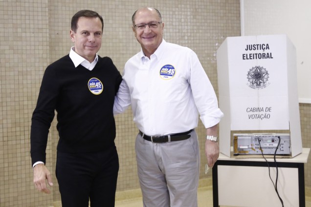 O governador Geraldo Alckmin registra seu voto acompanhado de João Dória Jr. candidato do PSDB à prefeitura de São Paulo, no bairro do Morumbi na zona sul da cidade - 02/10/2016