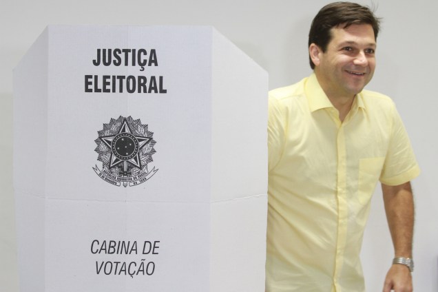 O prefeito de Recife Geraldo Júlio (PSB), candidato à reeleição, registra seu voto em uma seção eleitoral na capital pernambucana - 02/10/2016