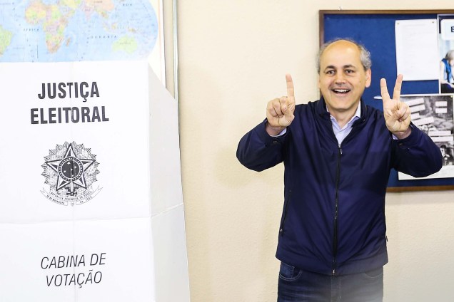 O candidato Gustavo Fruet (PSD), chega para votar no bairro Rebouças em Curitiba, PR, na manhã deste domingo - 02/10/2016