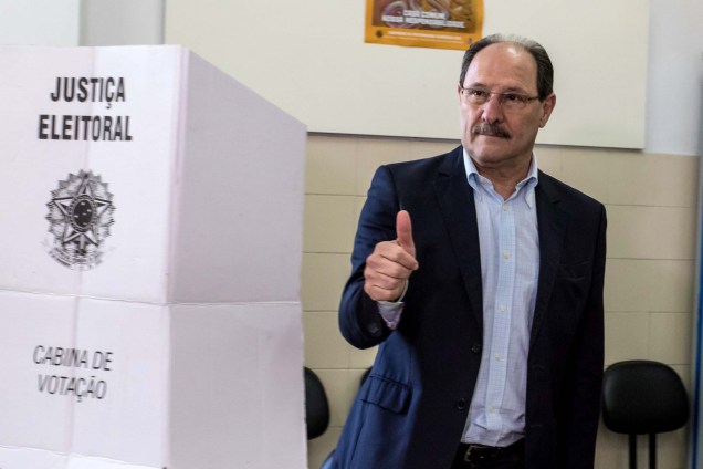 O Governador do Rio Grande do Sul, José Ivo Sartori (PMDB), vota no Colégio La Salle Carmo, em Caxias do Sul - 02/10/2016