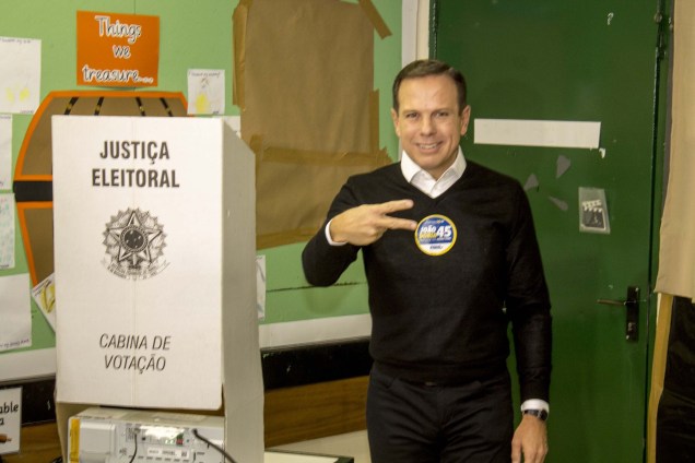 O candidato à Prefeitura de São Paulo, João Doria (PSDB), vota no Jardim América, zona oeste da capital paulista - 02/10/2016
