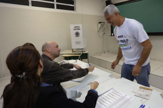 O candidato à prefeitura Major Olímpio (SD), chega para votar na zona norte de São Paulo