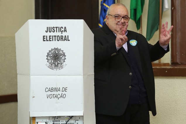 O candidato à prefeitura Rafale Greca (PMN) vota em um colégio em Curitiba na manhã deste domingo - 02/10/2016
