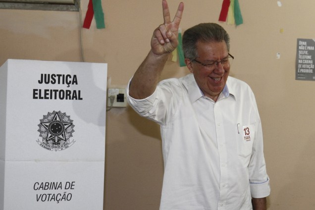 O candidato do PT à Prefeitura de Porto Alegre, Raul Pont, vota na Infante Dom Henrique, na capital gaúcha, na manhã deste domingo - 02/10/2016