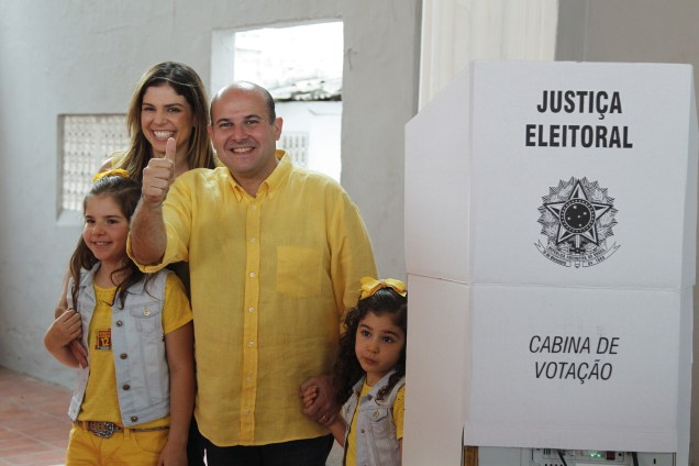O candidato à prefeitura Roberto Cláudio (PDT), atual prefeito de Fortaleza, chega acompanhado da família para votar no Colégio Batista, no bairro de Aldeota na manhã deste domingo - 02/10/2016