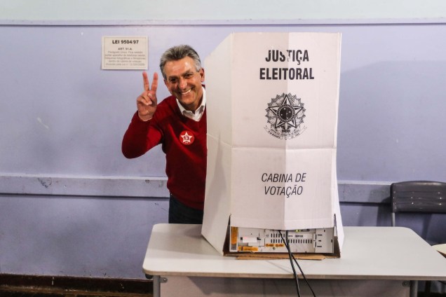 O candidato Tadeu Veneri (PT) vota no bairro Tarumã, em Curitiba (PR), na manhã deste domingo
