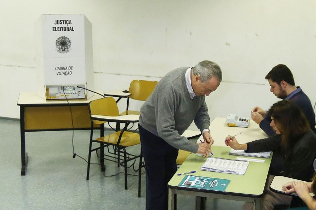 O presidente Michel Temer vota na Pontifícia Universidade Católica (PUC), na zona oeste de São Paulo, na manhã deste domingo - 02/10/2016