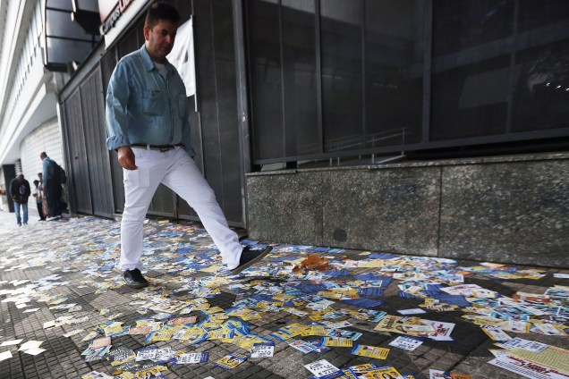Homem caminha em uma calçada repleta de propagandas de candidatos no centro de São Paulo - 02/10/2016