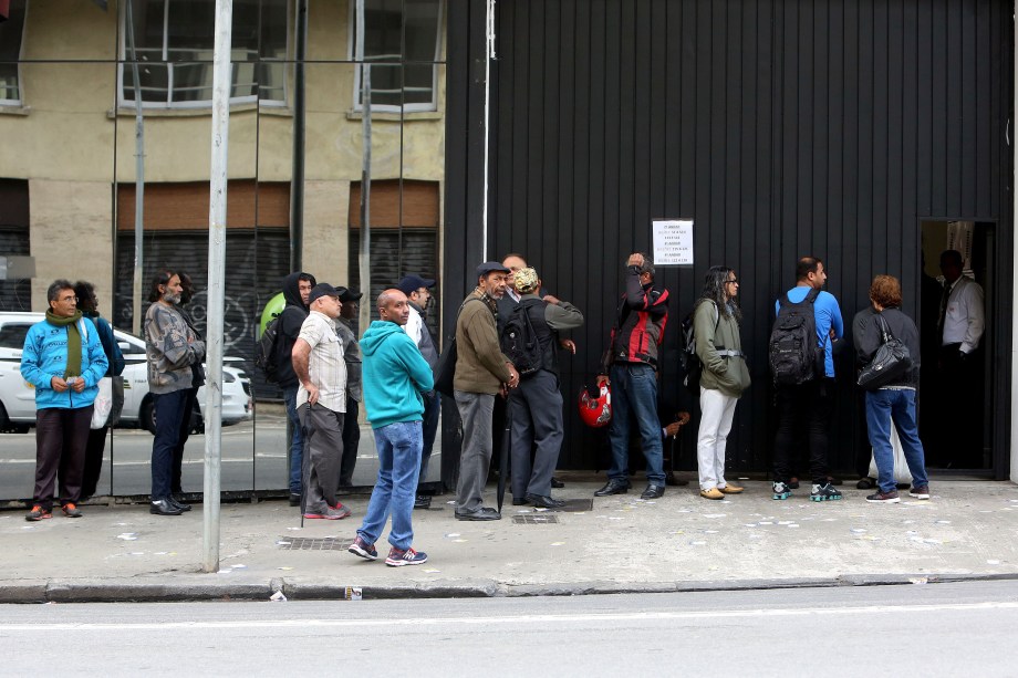 Eleitores aguardam na fila antes da abertura de uma seção eleitoral no centro de São Paulo - 02/10/2016