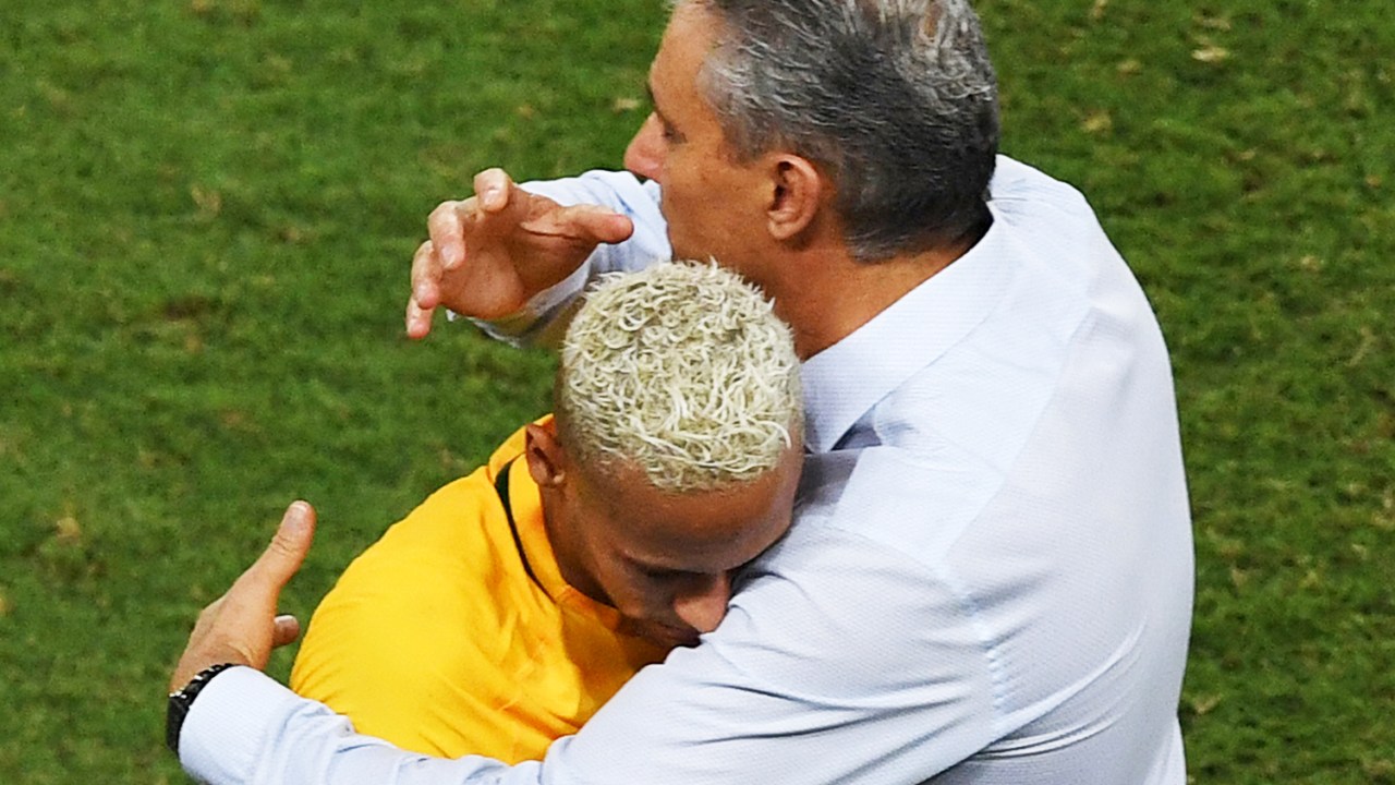 O jogador Neymar é abraçado pelo técnico Tite, durante partida contra a Bolívia, realizada na Arena das Dunas, em Natal (RN), válida pelas eliminatórias sul-americanas para a Copa do Mundo de 2018 - 06/10/2016