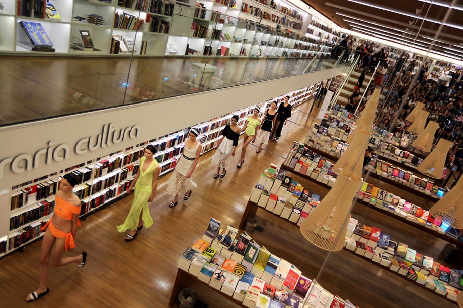Modelos apresentam coleção da Lolitta em uma livraria, durante a São Paulo Fashion Week