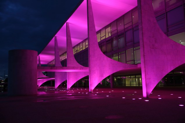 Palácio do Planalto com iluminação especial para a campanha Outubro Rosa, que alerta para a prevenção do câncer de mama