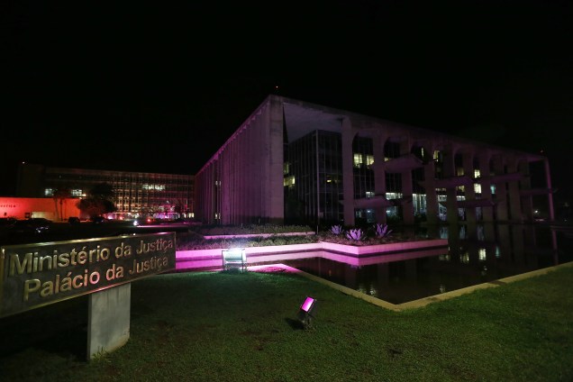 Ministério da Justiça com iluminação especial para a campanha Outubro Rosa, que alerta para a prevenção do câncer de mama