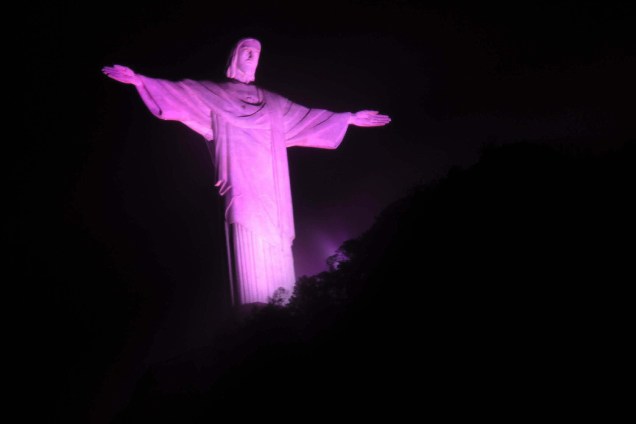 Cristo Redentor recebe iluminação especial para a campanha Outubro Rosa, mês de prevenção do câncer de mama