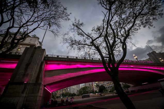 O Viaduto do Chá é iluminado de rosa como parte da campanha Outubro Rosa, de conscientização e prevenção do câncer de mama