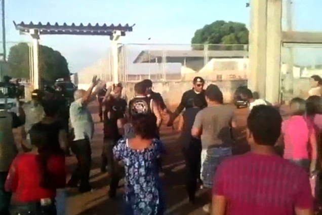 Parentes de presos são vistos em frente à Penitenciária Agrícola de Monte Cristo, em Boa Vista (RR)