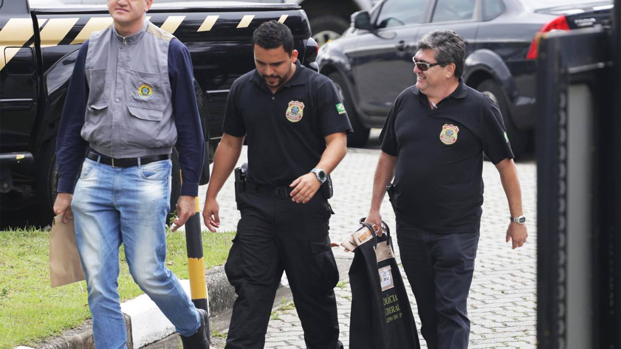 A Polícia Federal deflagra a Operação Boca Livre contra desvios na Lei Rouanet com foco na investigação de grandes empresas patrocinadas de projetos culturais aprovados por meio de um grupo especializado junto ao Ministério da Cultura. A operação conta com 100 policiais federais e 24 servidores da Controladoria Geral da União (CGU) - 27/10/2016