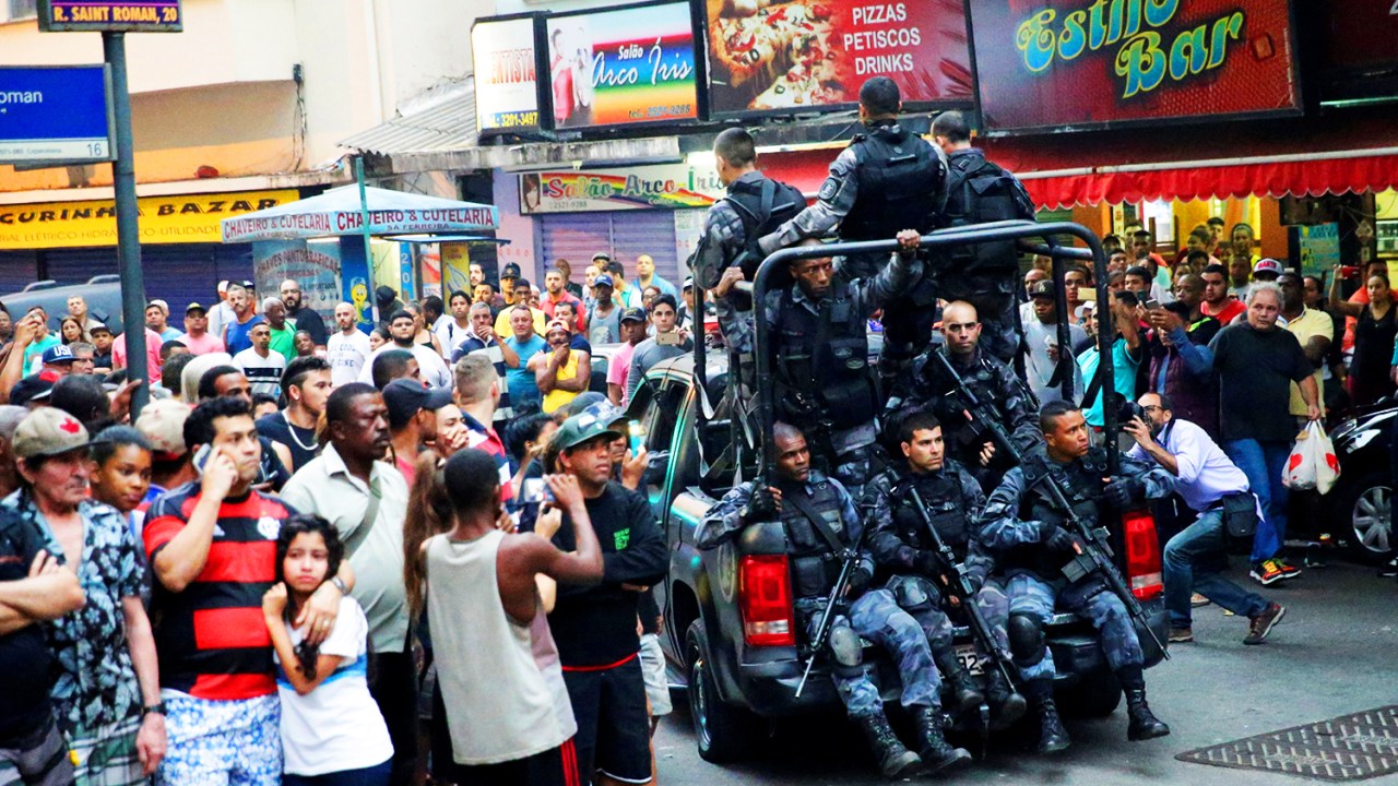 Policiais fazem patrulha na comunidade Pavão-Pavãozinho, no Rio de Janeiro (RJ), após tiroteio - 10/10/2016